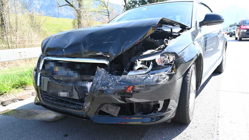 Der Sachschaden des Unfalls mit mehreren beteiligten Fahrzeugen beläuft sich auf 70'000 Franken.