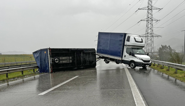 Wegen starker Windböe: Anhänger auf Autobahn gekippt