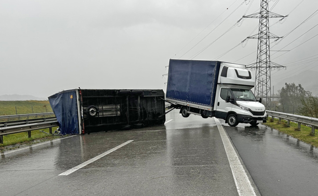 Wegen starker Windböe: Anhänger auf Autobahn gekippt