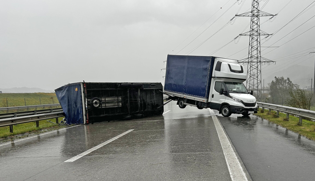 Wegen starker Windböe: Anhänger auf Autobahn gekippt