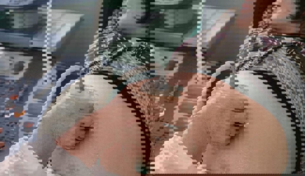  Die Schwangerschaft ist dazu da, fürs Mama sein "zu trainieren". Sie gewöhnt einem beispielsweise bereits an regelmässige Arztbesuche, die es dann mit dem Nachwuchs auch häufig gibt. 