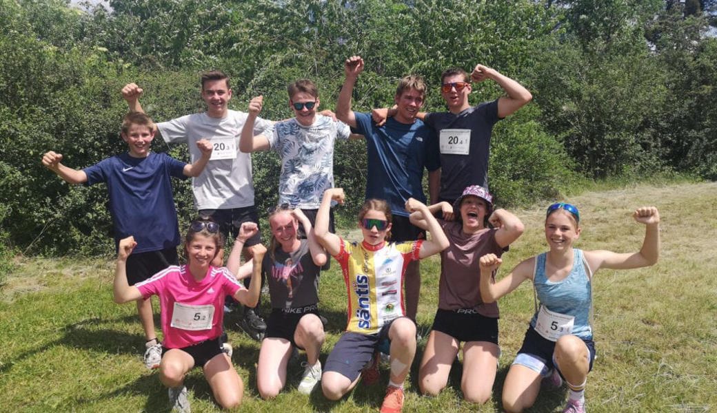  Die stolzen Gewinnerinnen und Gewinner der Silbermedaille in der polysportiven Stafette am Schweizerischen Schulsporttag. 