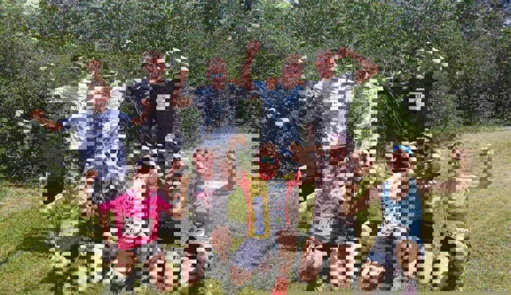  Die stolzen Gewinnerinnen und Gewinner der Silbermedaille in der polysportiven Stafette am Schweizerischen Schulsporttag. 