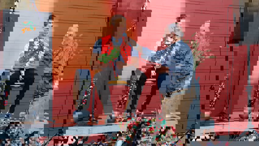 Johannes Eggenberger steht Ernst Frehner Red und Antwort.