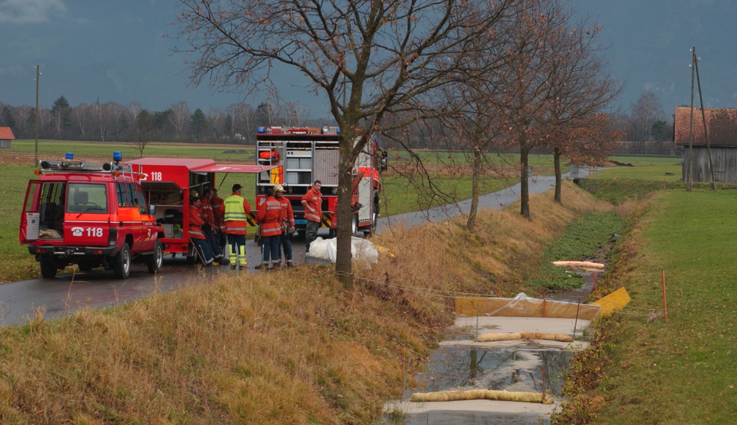 Aus der Tankanlage eines Mannes gelangte Öl in zwei Bäche.