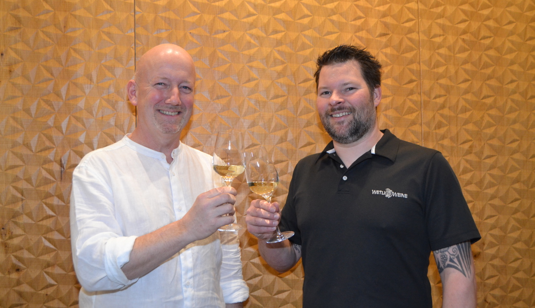 Der scheidende Präsident Andreas Stössel (links) und sein Nachfolger, Kaspar Wetli stossen mit einem Glas St. Galler Wein auf die Zukunft an.