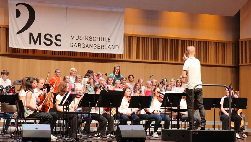 Daumen hoch: Dirigent Marco Wurster lobt den Chor.