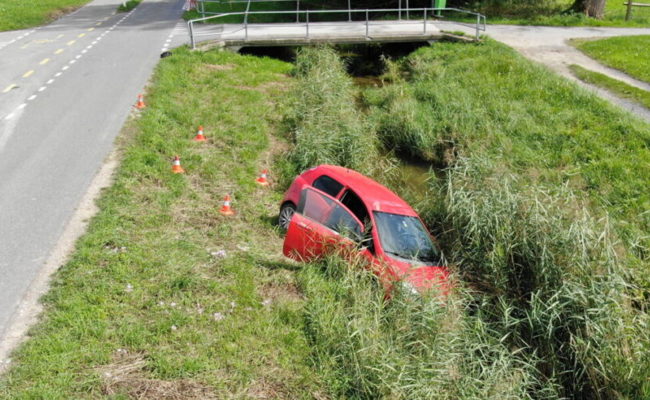 Autofahrt endet im Bach: 32-jähriger Mann als fahrunfähig eingestuft