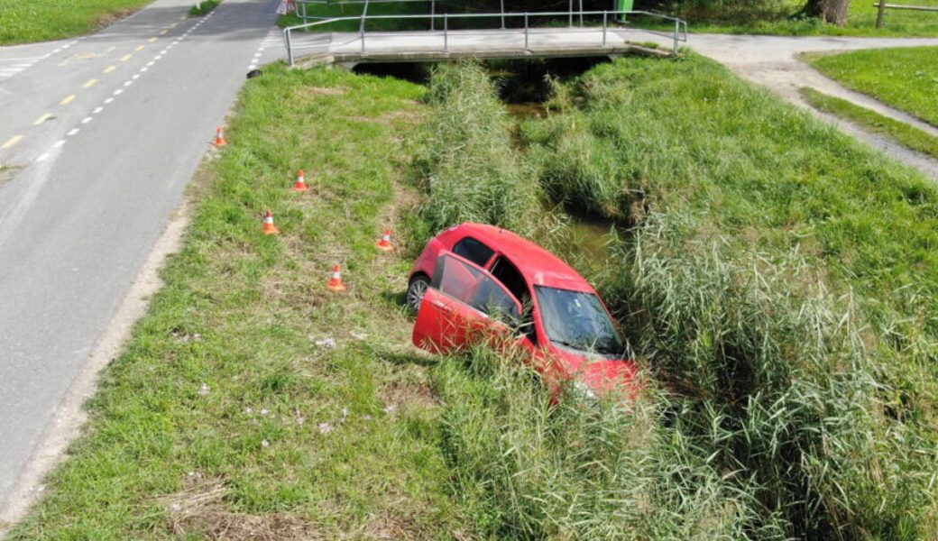  Aus unbekannten Gründen kam ein Autolenker in Salez von der Fahrbahn ab und landete im Bach. 