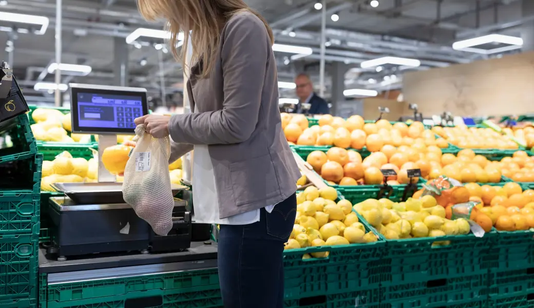 Seit Anfang 2025 muss man beim Wägen von Gemüse und Früchten ganz genau sein.