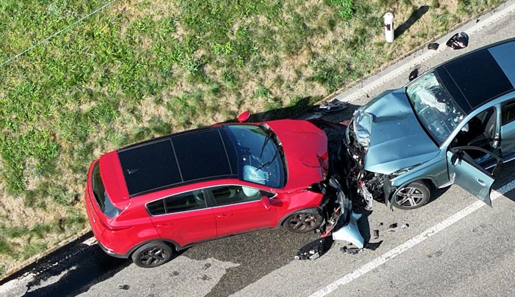 Der Unfallfahrer war linksseitig von der Strasse abgekommen und fuhr beim Zurücklenken auf die Strasse frontal in ein entgegenkommendes Auto.