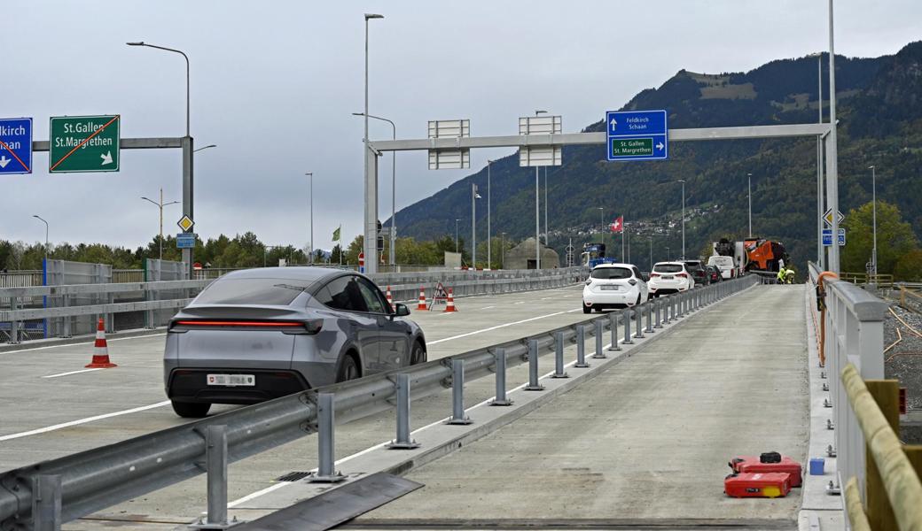 Verkehr beim Autobahnknoten rollt von nun an über die Hilfsbrücke