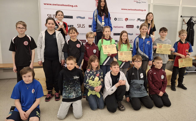 Treffsicher: Diplome für Sina und Lina Meier