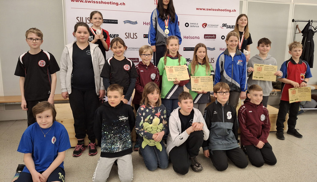 Am Schweizer Jugendfinal in den Diplomrängen: Die in Grün gekleideten Buchserinnen Sina (links) und Lina Meier.