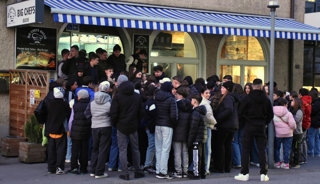 Das Gedränge vor dem Restaurant Big Chefs an der Bahnhofstrasse war den ganzen Abend über gross.