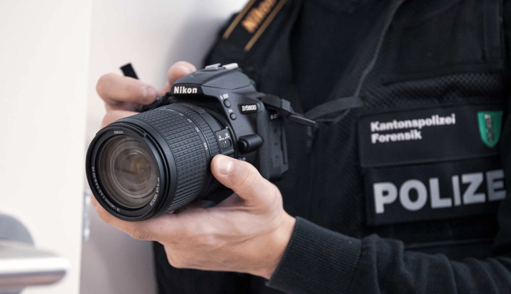 Die Täterschaft stahl unter anderem Zigaretten aus dem Geschäft.