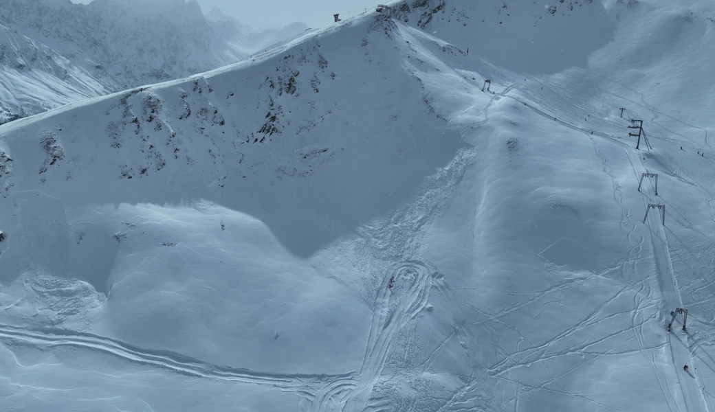 Der Lawinenhang (in der Bildmitte) aus der Luft fotografiert.