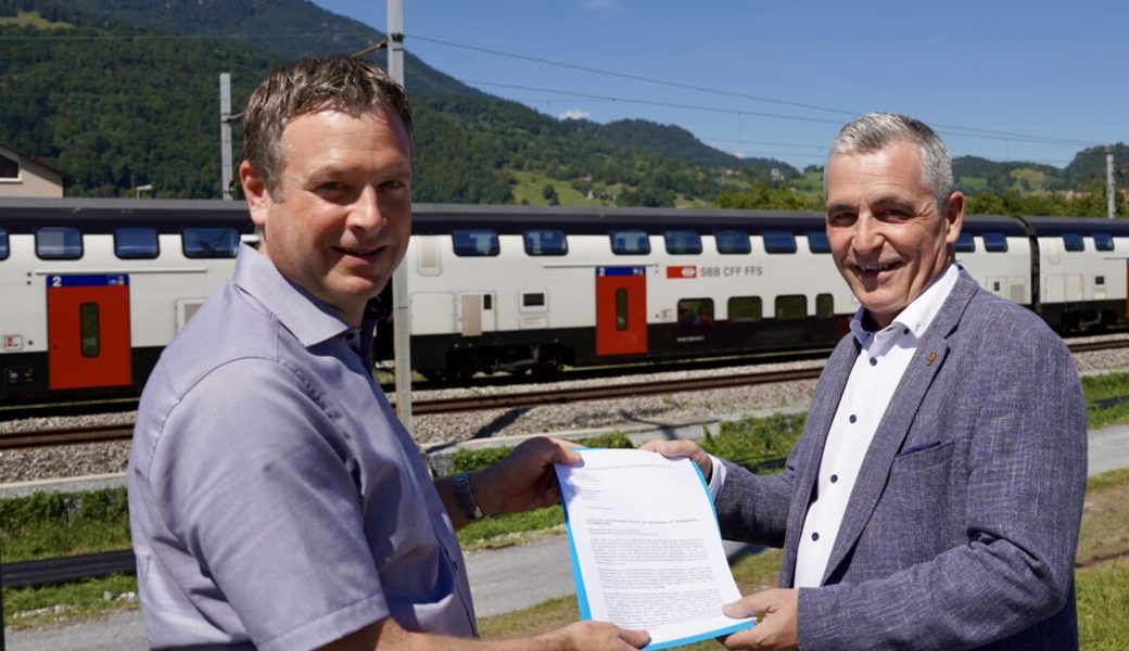  Andreas Wälti von der Evatec AG (links) übergibt dem Wartauer Gemeindepräsidenten Andreas Bernold stellvertretend für das Initiativkomitee den Brief mit entsprechendem Antrag zur Realisierung der Bahnhaltestelle Fährhütte in Trübbach. 