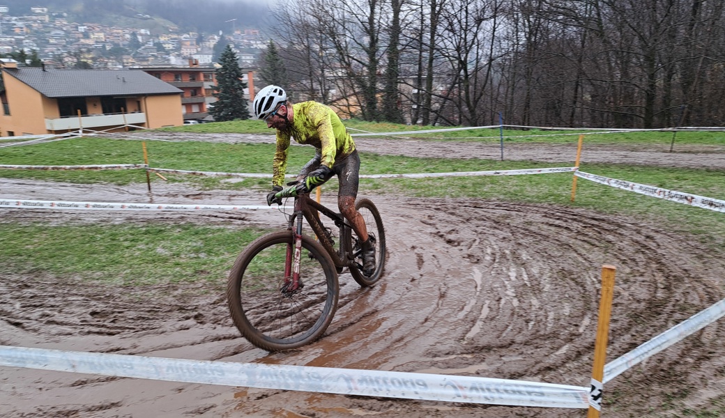 Die Witterungsbedingungen waren den beiden Mountainbikern Mauro (Bild) und Xeno Dürr nicht wohlgesonnen. Die Strecke war teils unpassierbar.