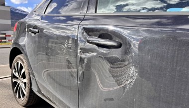 Streifkollision zwischen Auto und Traktor