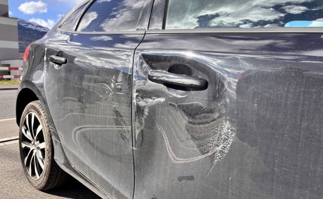 Streifkollision zwischen Auto und Traktor