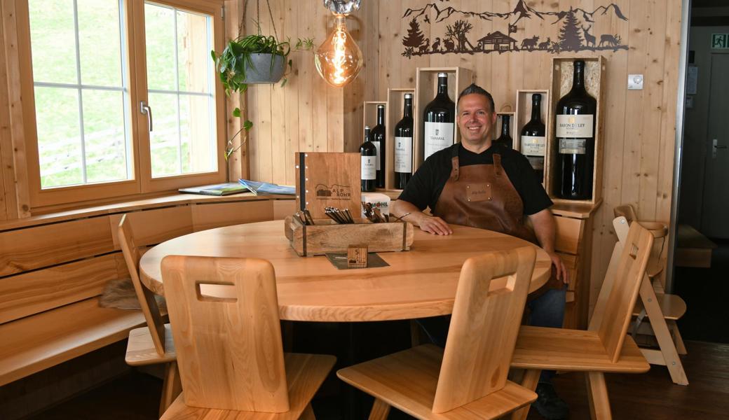 Der neue Pächter André Van Kesteren in der heimeligen Gaststube auf der Alp Rohr.