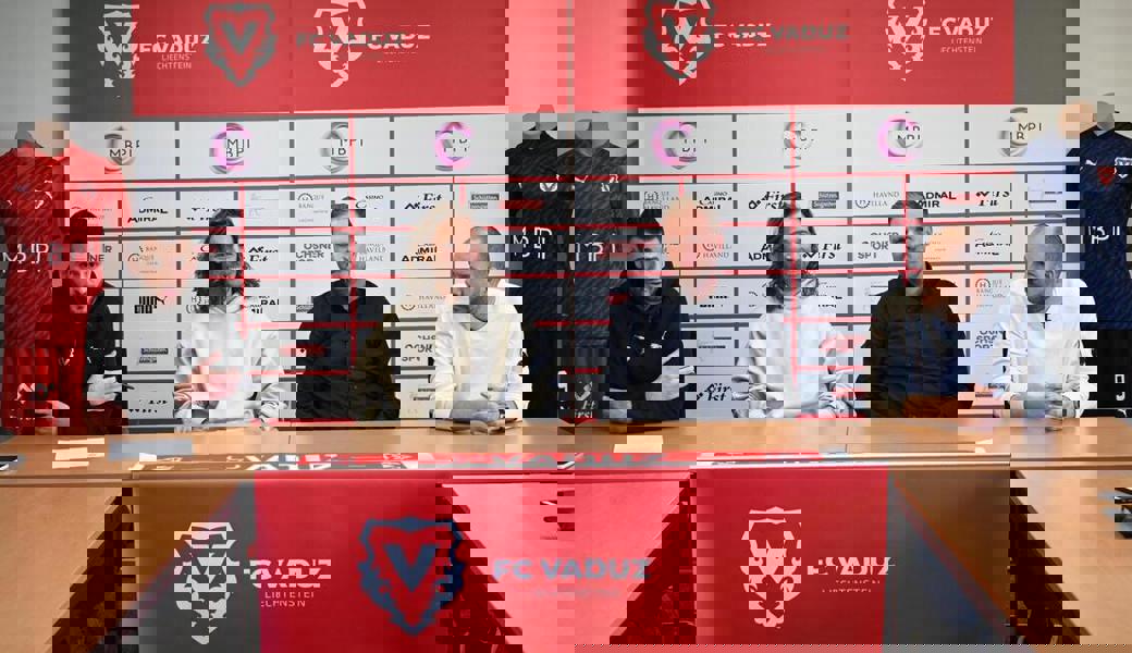 Marc Schneider (2. v. r.) und Pascal Cerrone (2. v. l.) kennen sich gut: Die beiden arbeiteten bereits in Thun zusammen.