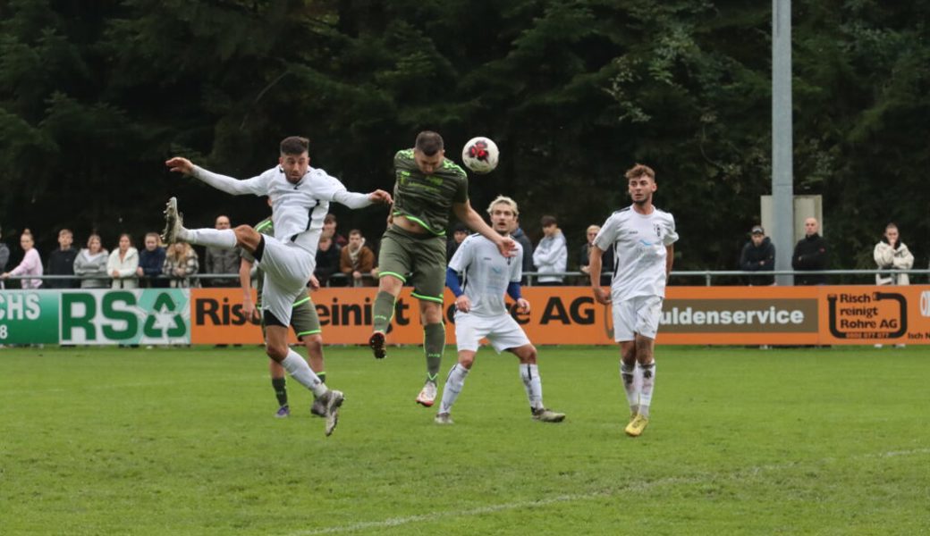  Adnan Mutapcija steht goldrichtig und köpft in der 36. Minuten zur Buchser 1:0-Führung ein. 