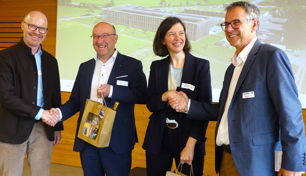 BZBS-Rektor Daniel Miescher (links) und LZSG-Leiter Markus Hobi (rechts) bedanken sich bei den Regierungsräten Beat Tinner und Bettina Surber für ihre Festreden.	