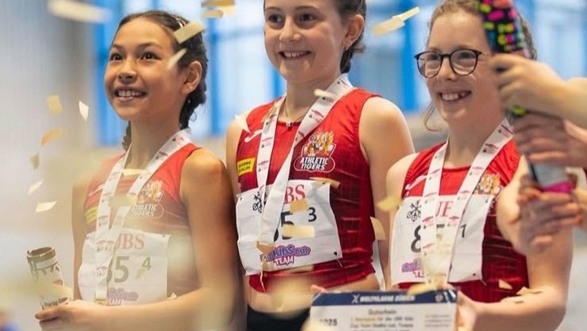 Am Ende wurde es im Kampf um Rang eins sehr eng. An der Siegerehrung durften sich dann die drei Werdenbergerinnen Samida Gemmi, Enya Siegfried und Nina Leuener (von links) feiern lassen.