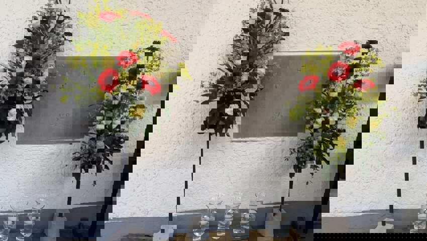  Der würdig geschmückte Grundstein von 1972.