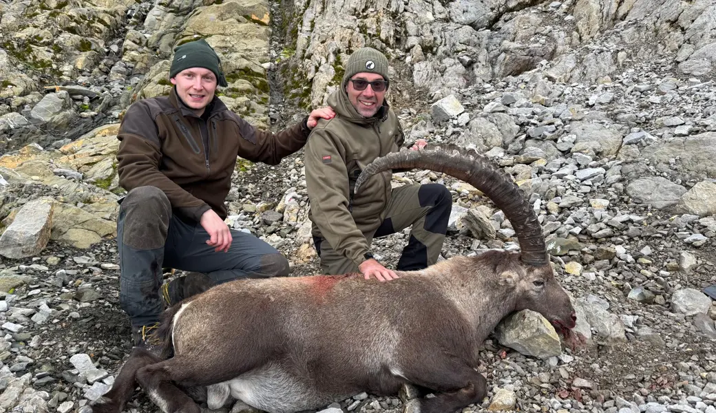 Sepp Koller und Angelo Palmisano mit dem Steinbock.
