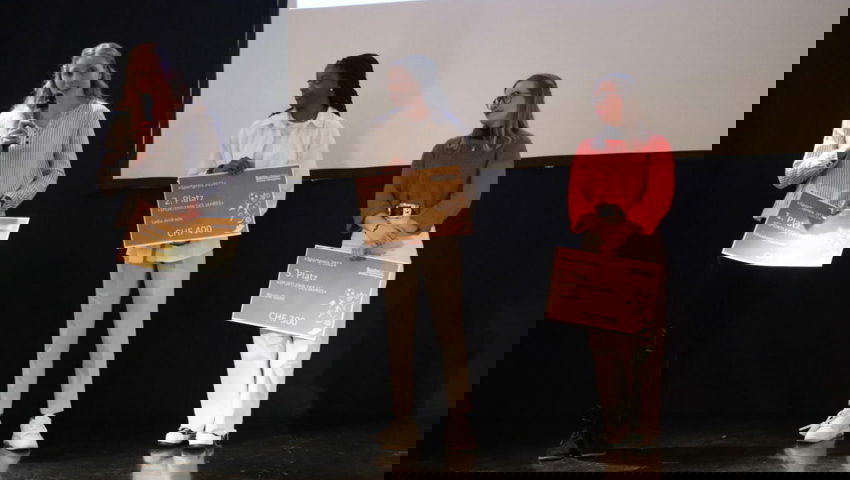  In der Kategorie Sportlerinnen erhielt Elisabeth Santner vor Lydia Andrade (im Bild Marcia Andrade, die ihre Schwester vertrat) und Nicole Göldi (von links) die meisten Stimmen zur Wahl der besten Sportlerin des Jahres des W&amp;O-Sportpreis 2022. 