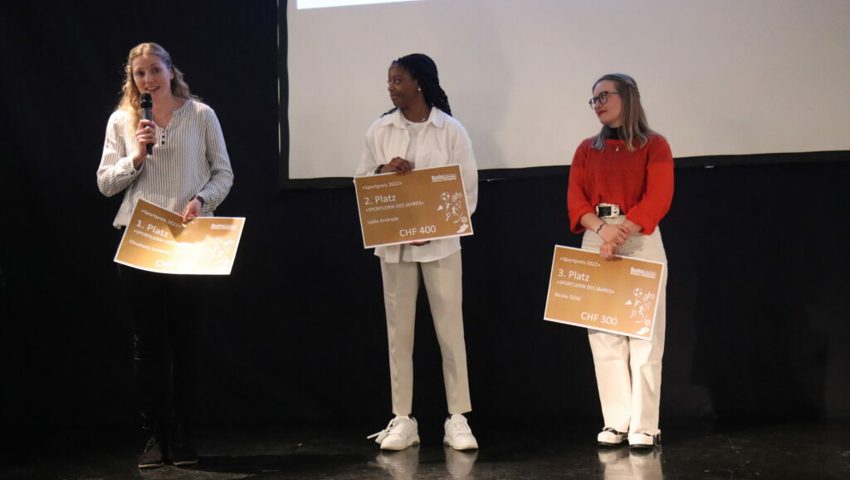  In der Kategorie Sportlerinnen erhielt Elisabeth Santner vor Lydia Andrade (im Bild Marcia Andrade, die ihre Schwester vertrat) und Nicole Göldi (von links) die meisten Stimmen zur Wahl der besten Sportlerin des Jahres des W&amp;O-Sportpreis 2022. 