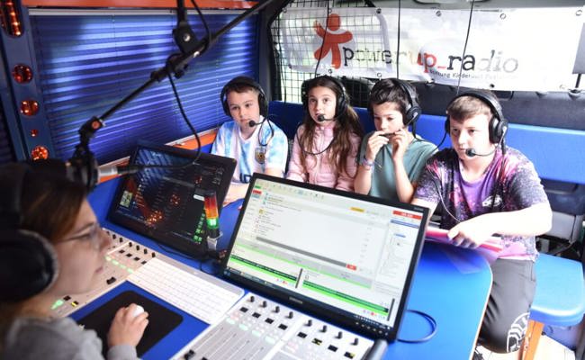 Eine ganze Schule geht bei der Radio-Projektwoche mit grossem Elan «on air»