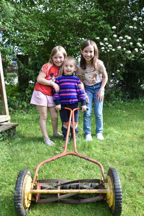  Caroline (links) und Gwendolyn spielen mit dem dreijährigen Davyd im Garten.