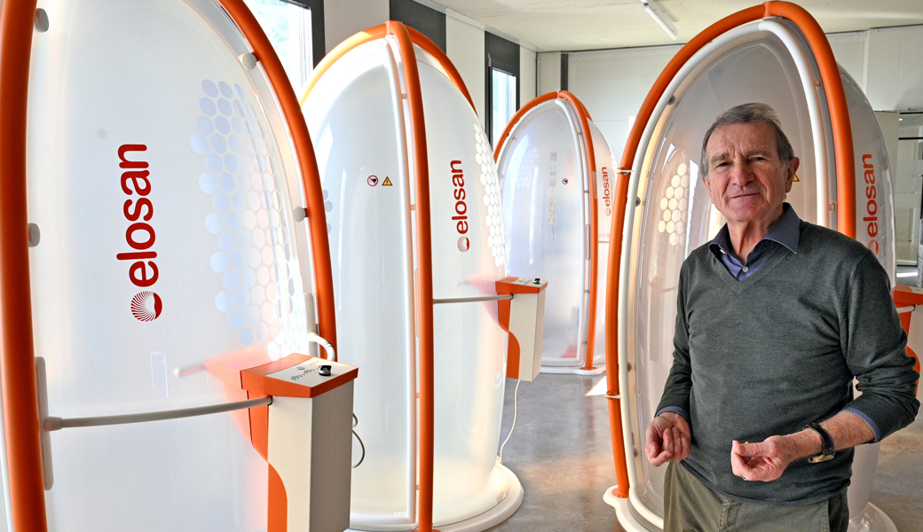 Sehen aus wie Teleportationsröhren in Science-Fiction-Serien und -Filmen: Firmengründer Alois Bischof vor einigen seiner Elosan-Kabinen.