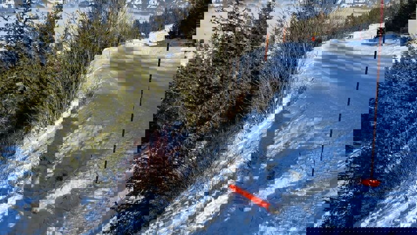  Der Mann kam von der Piste ab. 