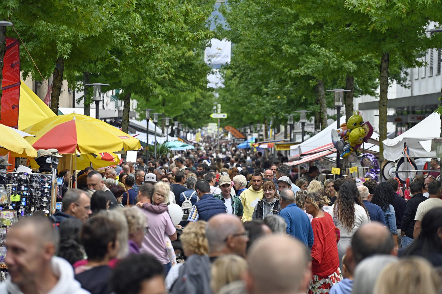 Voll, voller, Bahnhofstrasse: Impressionen vom Buchserfest