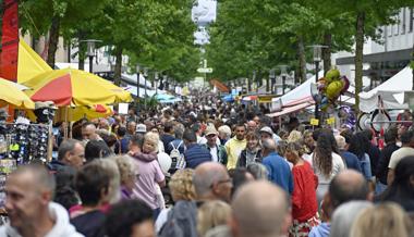 Voll, voller, Bahnhofstrasse: Impressionen vom Buchserfest