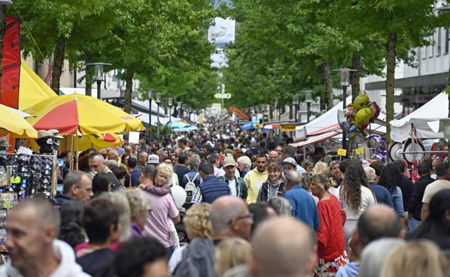 Voll, voller, Bahnhofstrasse: Impressionen vom Buchserfest