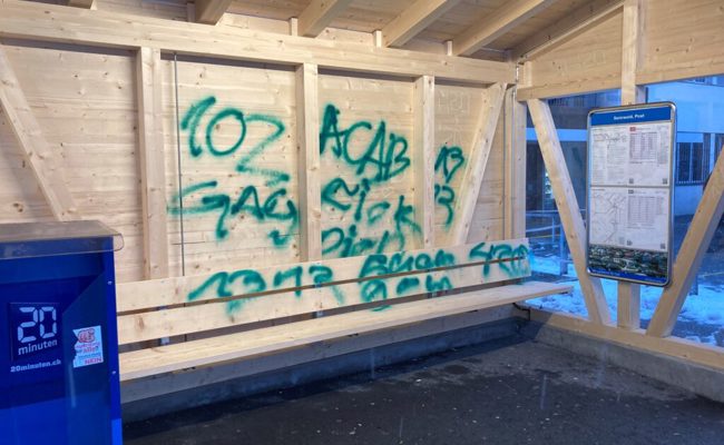 Neues Bushäuschen bei der Post Sennwald innert kurzer Zeit zweimal mit Farbe verschmiert