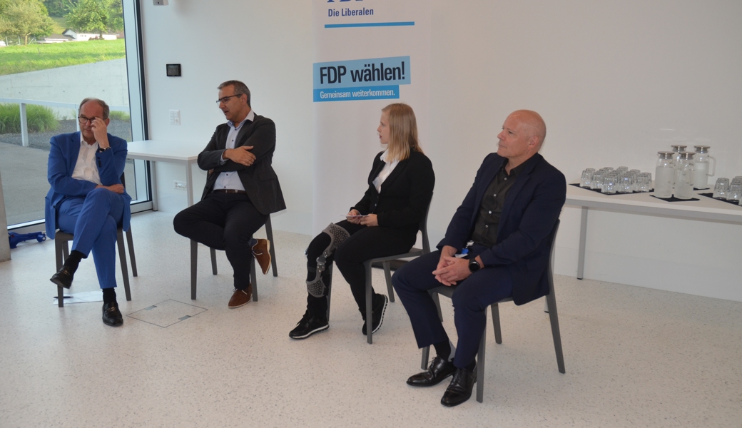 Regierungsrat Bruno Damann, Kantonsrat Christian Lippuner, HSG-Studentin Céline Bradke und CEO-Spitalregion Rheintal Werdenberg Sarganserland Jochen Steinbrenner leiten die Podiumsdiskussion. 