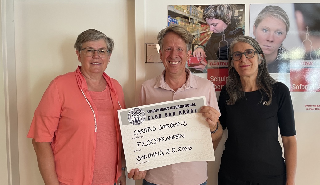 Clubpräsidentin Barbara Dürr (links) und Ernestina Abbühl überreichten dem Leiter der Caritas Regionalstelle Sargans, Lorenz Bertsch, den symbolischen Spendencheck.