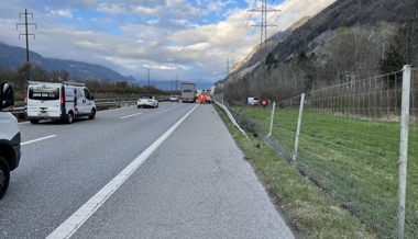 Lieferwagen kommt im Gebüsch neben der A13 zum Stillstand