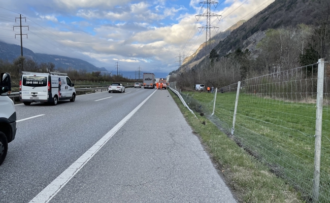 Lieferwagen kommt im Gebüsch neben der A13 zum Stillstand