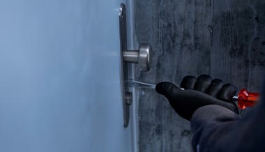 Schmuck und Bargeld aus Einfamilienhaus gestohlen