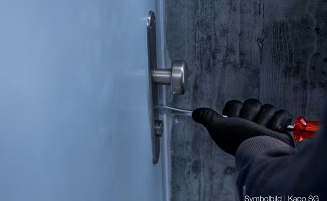 Schmuck und Bargeld aus Einfamilienhaus gestohlen