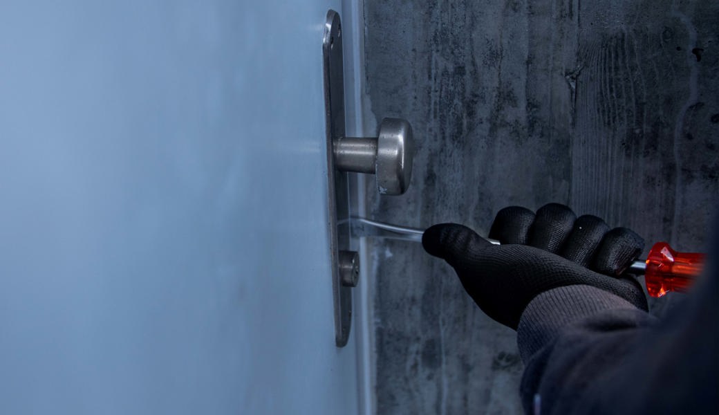 Der Täter verschaffte sich durch eine Tür Zugang.