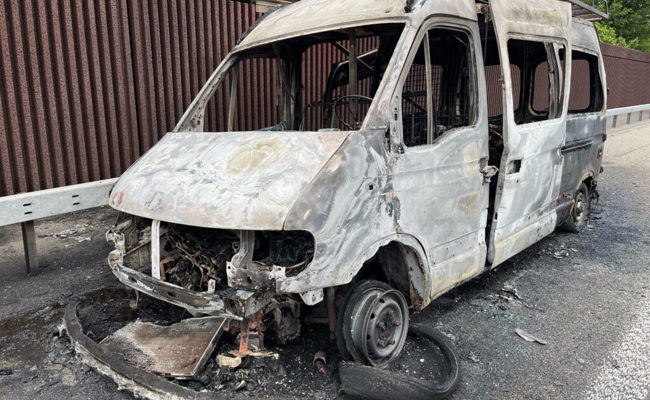 Wohnmobil brennt nach Unfall auf der Autobahn mit drei Verletzten vollständig aus